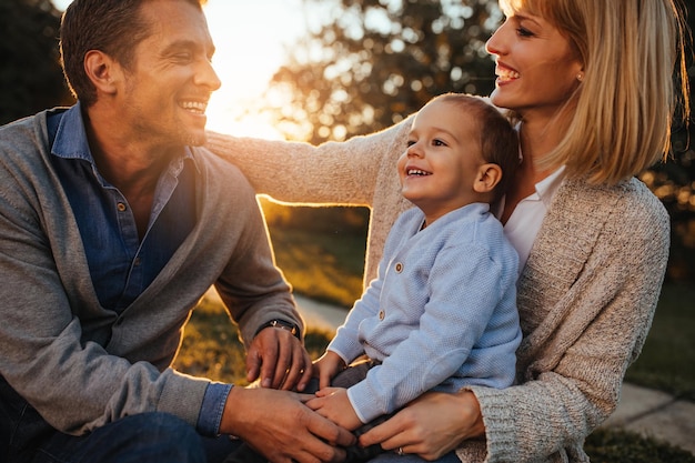 Adorable famille à l'extérieur