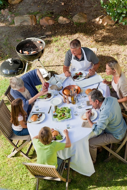 Photo adorable famille manger dans le jardin