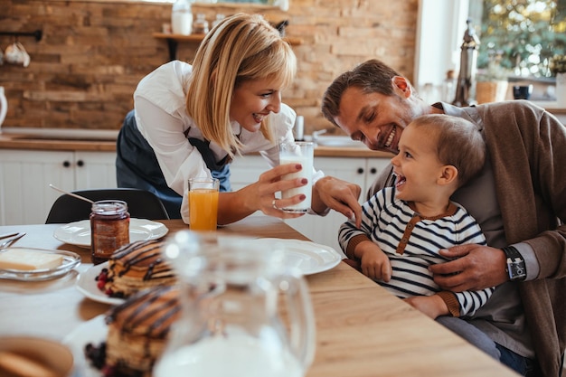 Adorable famille prend son petit déjeuner à la maison