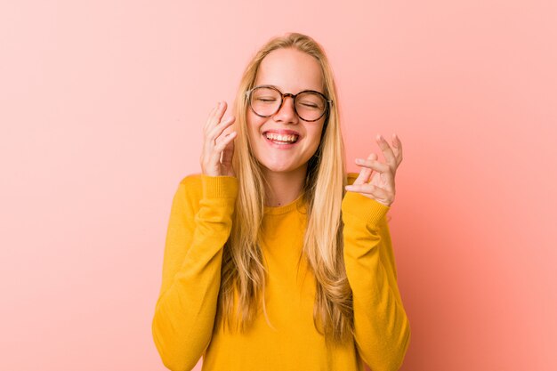 Adorable femme adolescente joyeuse rire beaucoup. Concept de bonheur.