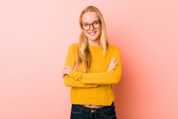 Adorable femme adolescente qui se sent confiante, croisant les bras avec détermination.