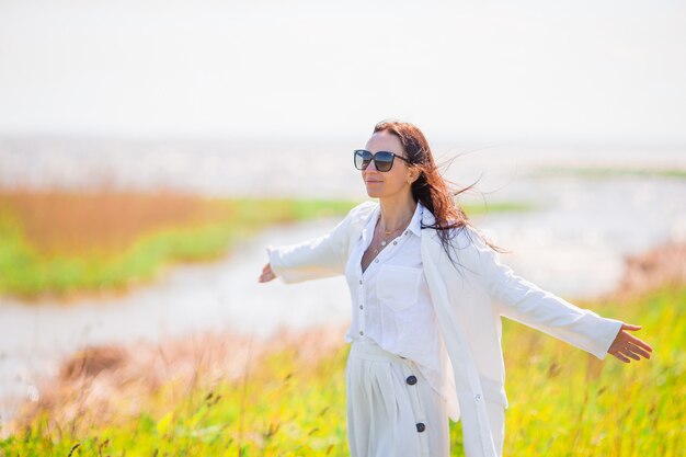 Adorable femme à la plage pendant les vacances d'été