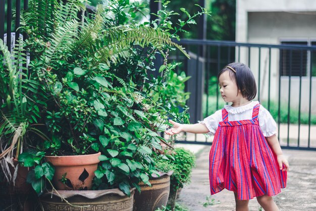 Adorable fille asiatique profiter du jardin à la maison