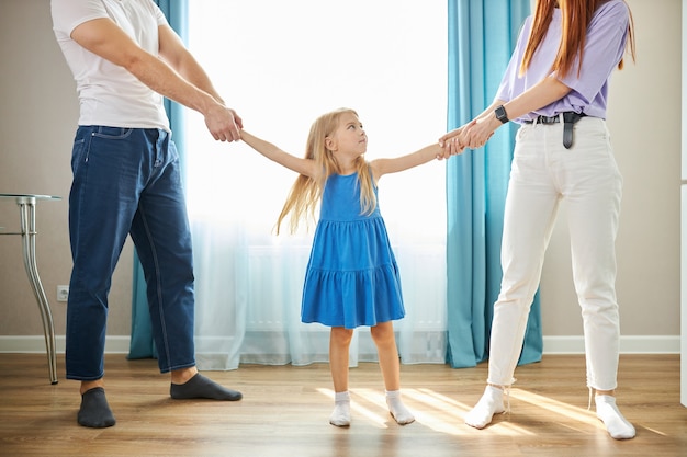 Adorable fille enfant caucasienne entre parents déprimés