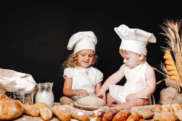 Adorable fille avec enfant sur la table de cuisson