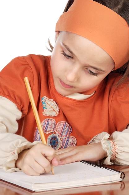 Photo adorable fille étudie à l'école un fond blanc