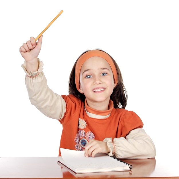 Adorable fille étudie à l&#39;école un fond blanc