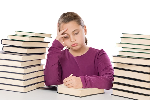 Adorable fille fatiguée avec beaucoup de livres sur un fond blanc