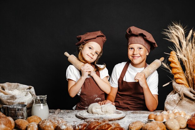 Adorable fille avec le frère cuisine