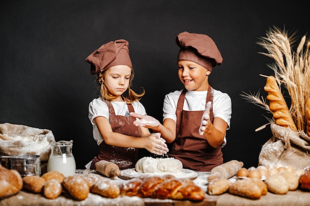 Adorable fille avec le frère cuisine