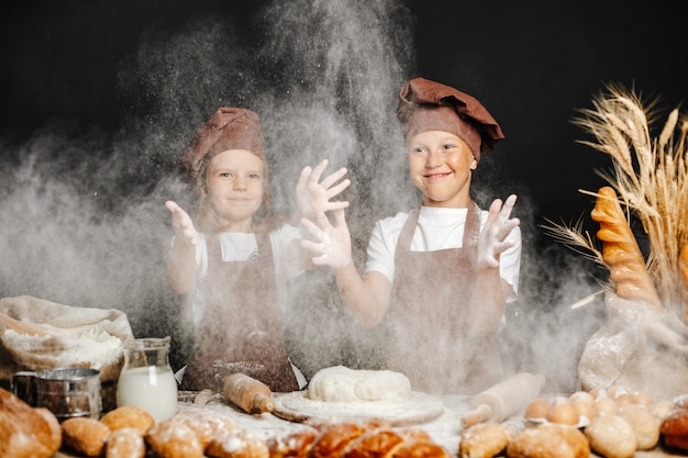 Adorable fille avec le frère cuisine