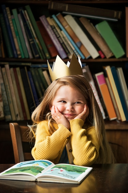 Adorable fille mignonne, concept de lecture