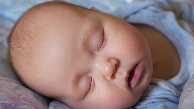 Adorable fille nouveau-née aux yeux fermés dort dans son lit