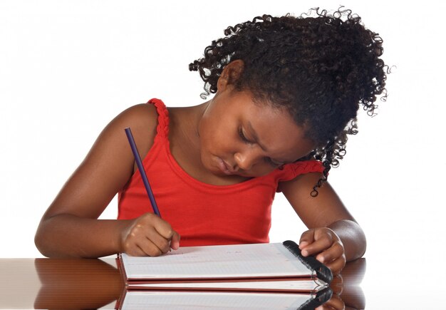 Adorable fille qui étudie à l&#39;école un fond blanc