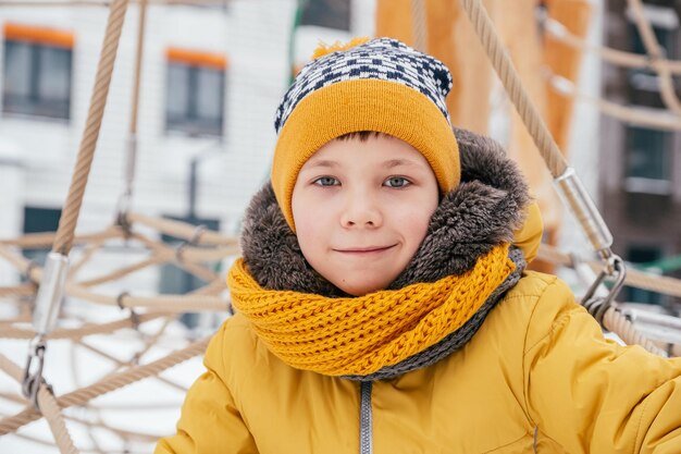 Adorable garçon dans un parc d'hiver