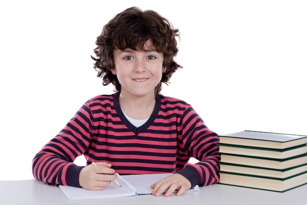 Adorable garçon étudiant un fond blanc