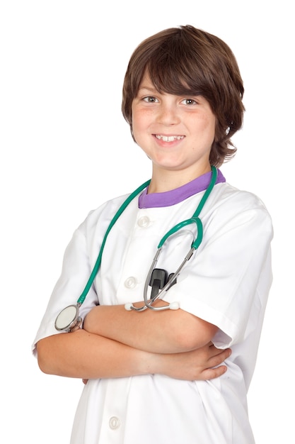 Adorable garçon avec des vêtements de médecin isolé sur blanc