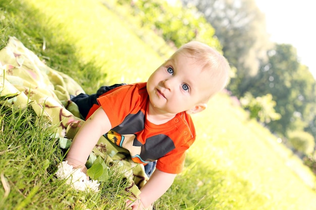 Adorable gosse aux yeux bleus