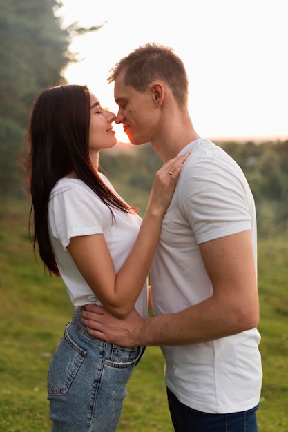 Photo adorable jeune couple amoureux