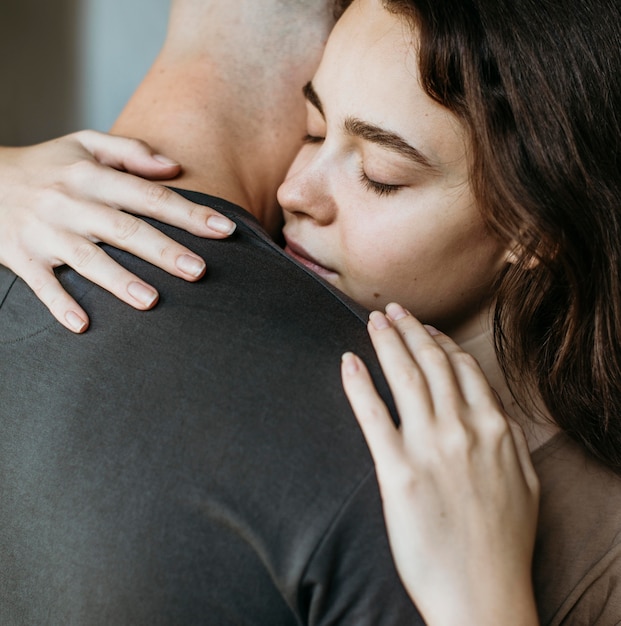 Adorable jeune couple amoureux