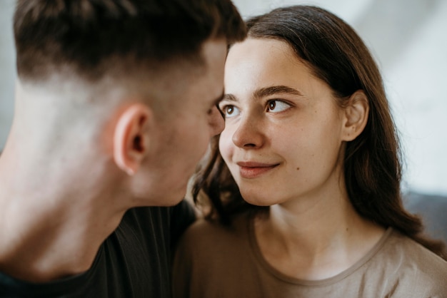 Adorable jeune couple amoureux