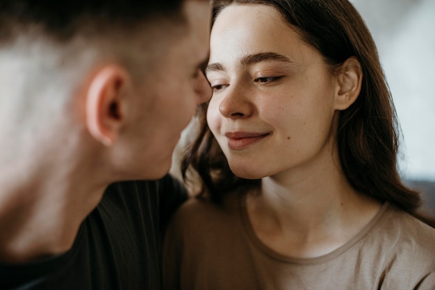 Photo adorable jeune couple amoureux