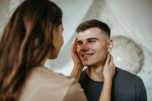 Photo adorable jeune couple amoureux