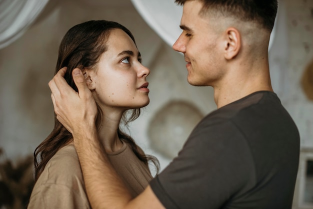 Photo adorable jeune couple amoureux