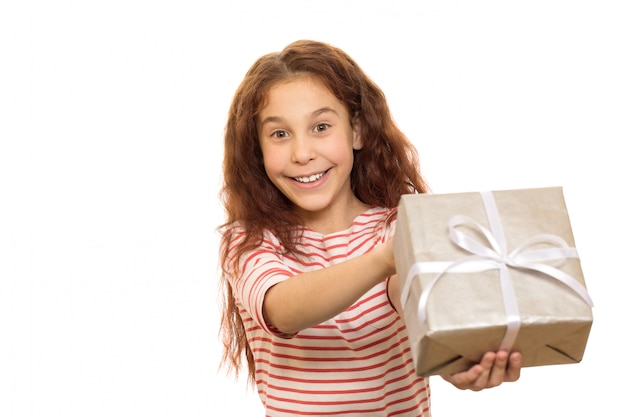 Adorable jeune fille avec un cadeau de Noël