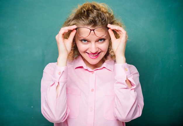 Adorable nerd Concept de professeur sexy Fille intelligente vous enseignant Laissez-moi voir Éducateur attrayant Enseignant ludique Femme enseignante timide et jolie dame porter des lunettes fond de tableau