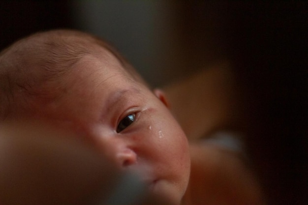 Photo un adorable nouveau-né dort paisiblement après l'allaitement