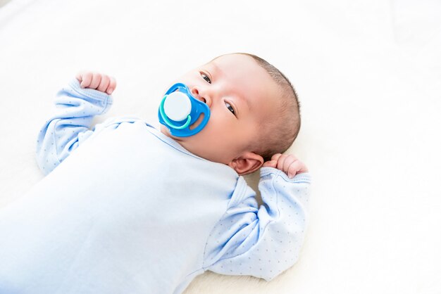 Adorable petit bébé nouveau-né allongé sur un drap blanc