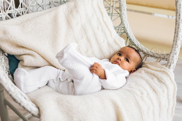 Adorable petit bébé qui rit