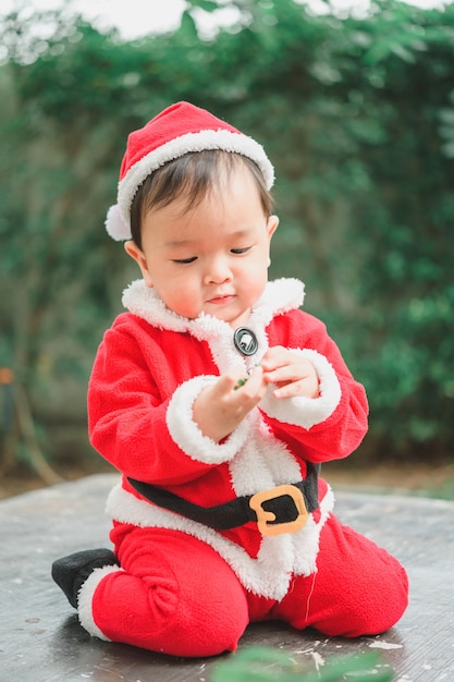 Adorable petit bébé en tenue de père Noël