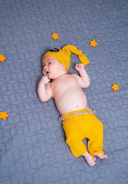 Adorable petit enfant en bonnet tricoté Doux bébé nouveau-né mignon allongé sur la couverture