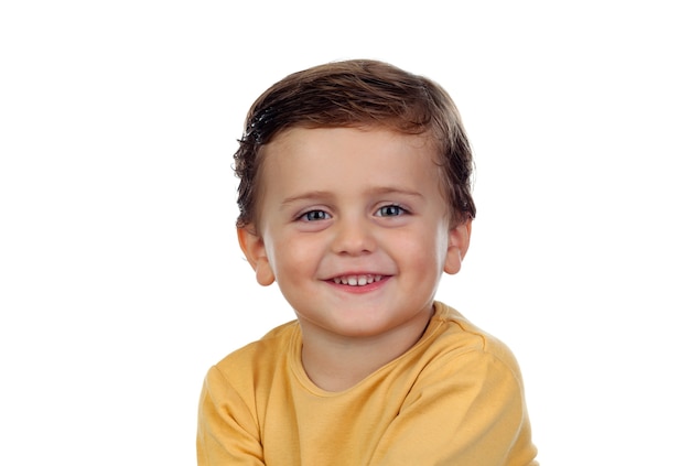 Adorable petit enfant de deux ans avec un t-shirt jaune