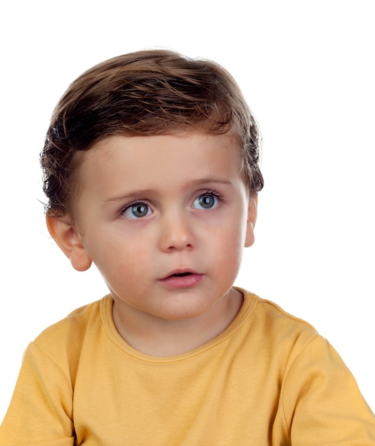 Adorable petit enfant de deux ans avec un t-shirt jaune