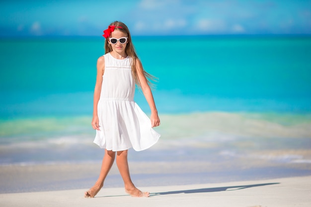 Adorable petit enfant à la plage pendant les vacances d'été