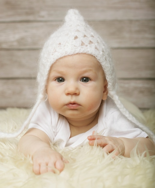 Adorable petit garçon au chapeau blanc