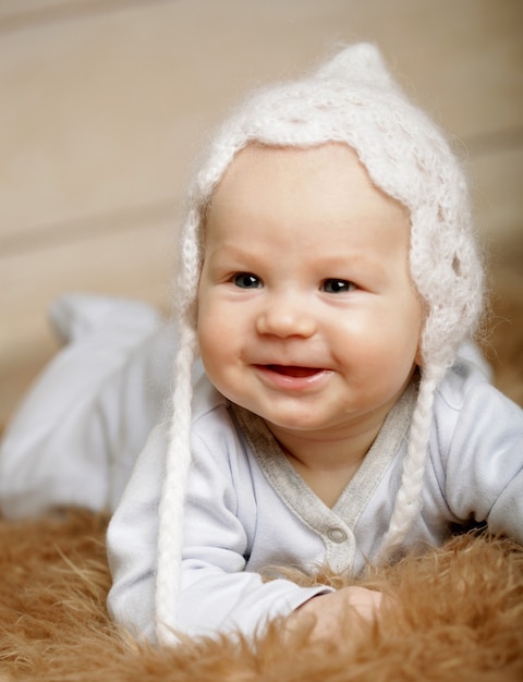 Adorable petit garçon au chapeau blanc