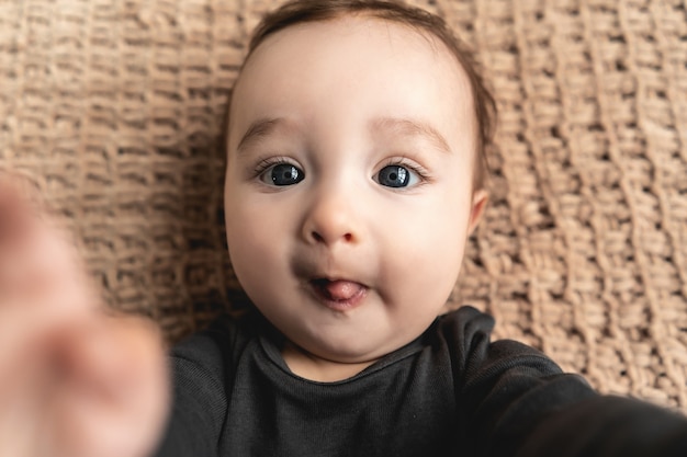 L'adorable petit garçon aux beaux yeux