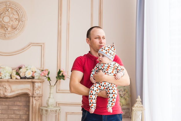 Adorable petit garçon aux yeux bleus. Nouveau-né et père.