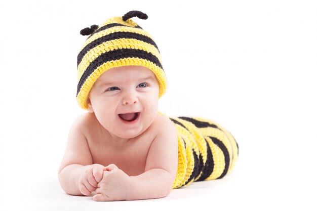 Adorable petit garçon en costume d'abeille