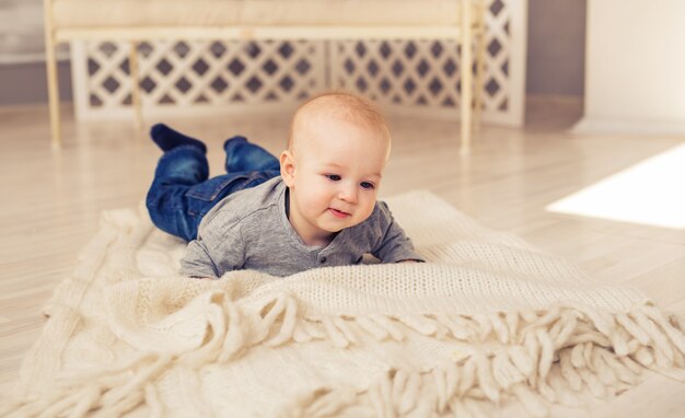 Adorable petit garçon dans une chambre ensoleillée