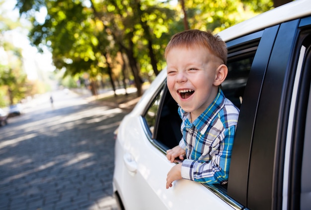 Adorable Petit Garçon Dans La Voiture