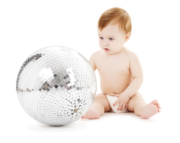 Adorable petit garçon avec grosse boule disco sur blanc