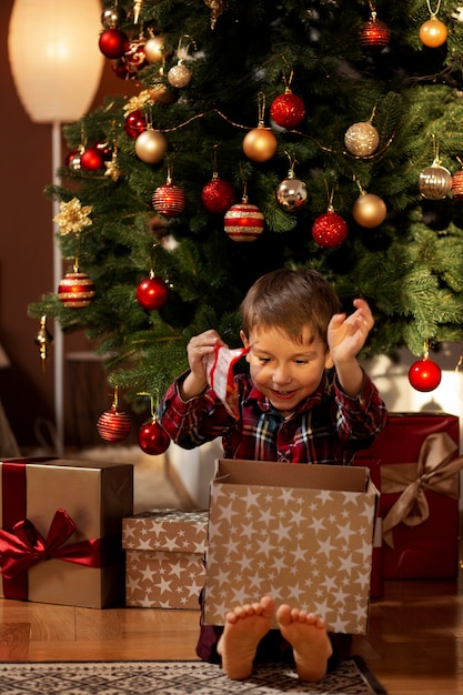 Photo adorable petit garçon la nuit de noël à la maison