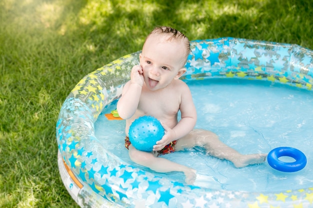 Adorable petit garçon profitant de la natation dans la piscine