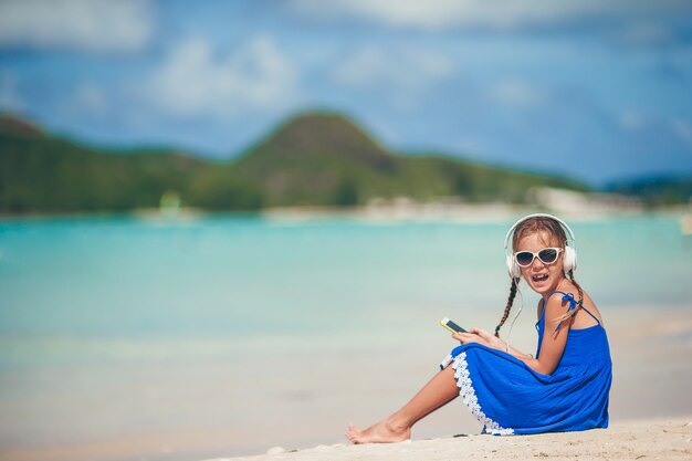 Adorable petite fille active à la plage pendant les vacances d'été