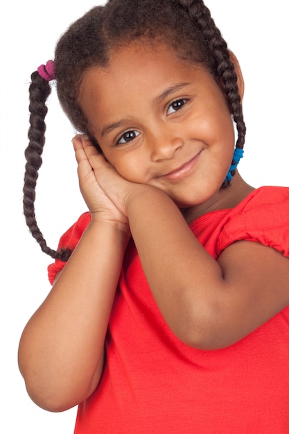 Adorable petite fille africaine isolée sur un fond blanc